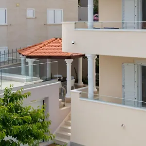 spacious-modern-apartment-miljak-1min-to-the-beach.hotels-in-trogir.com/